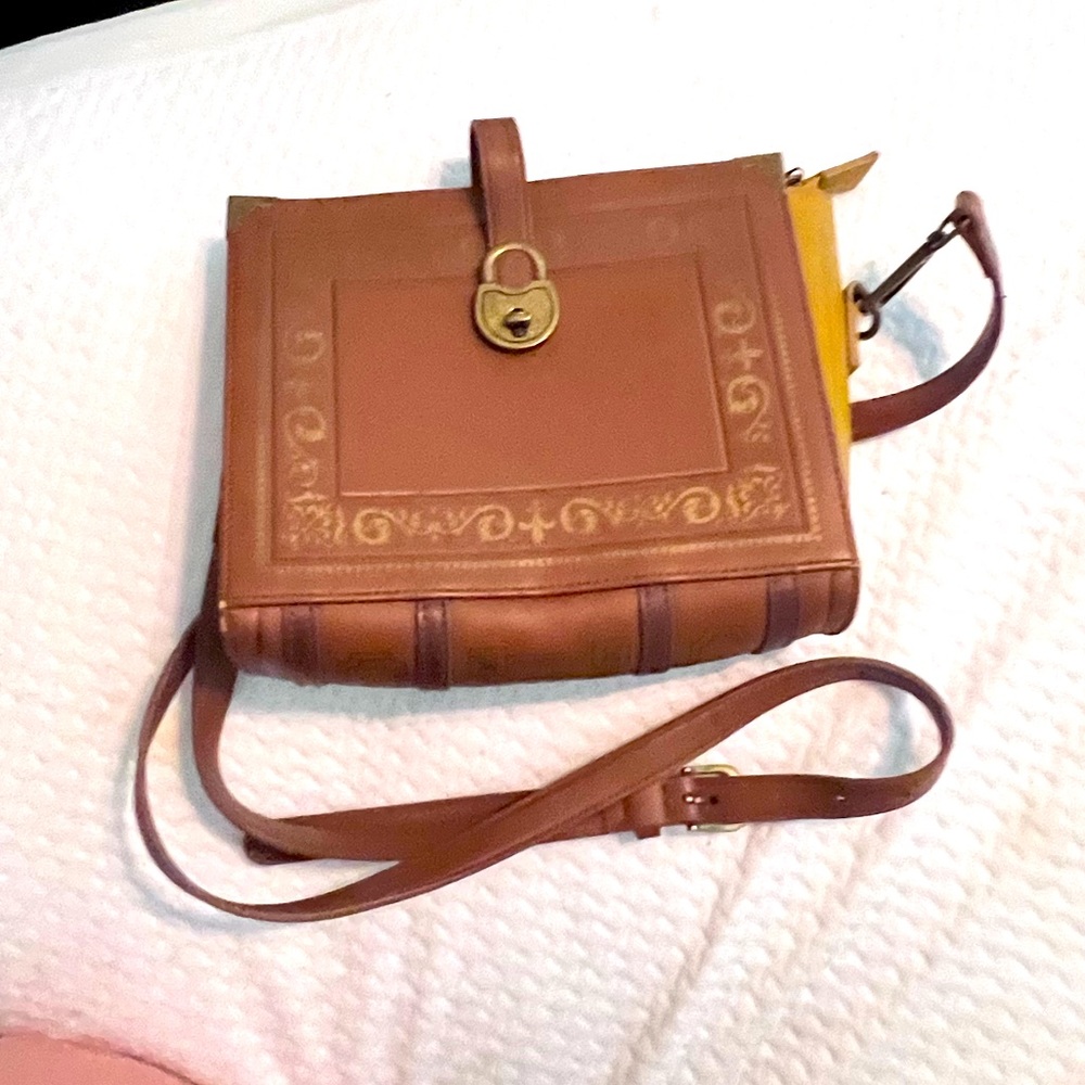Book purse EUC